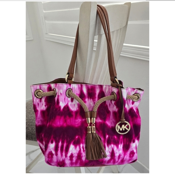 MICHAEL KORS MARINA Large Gathered Pink Tie-Dyed Canvas Drawstring Tassel Bag - Picture 2 of 16